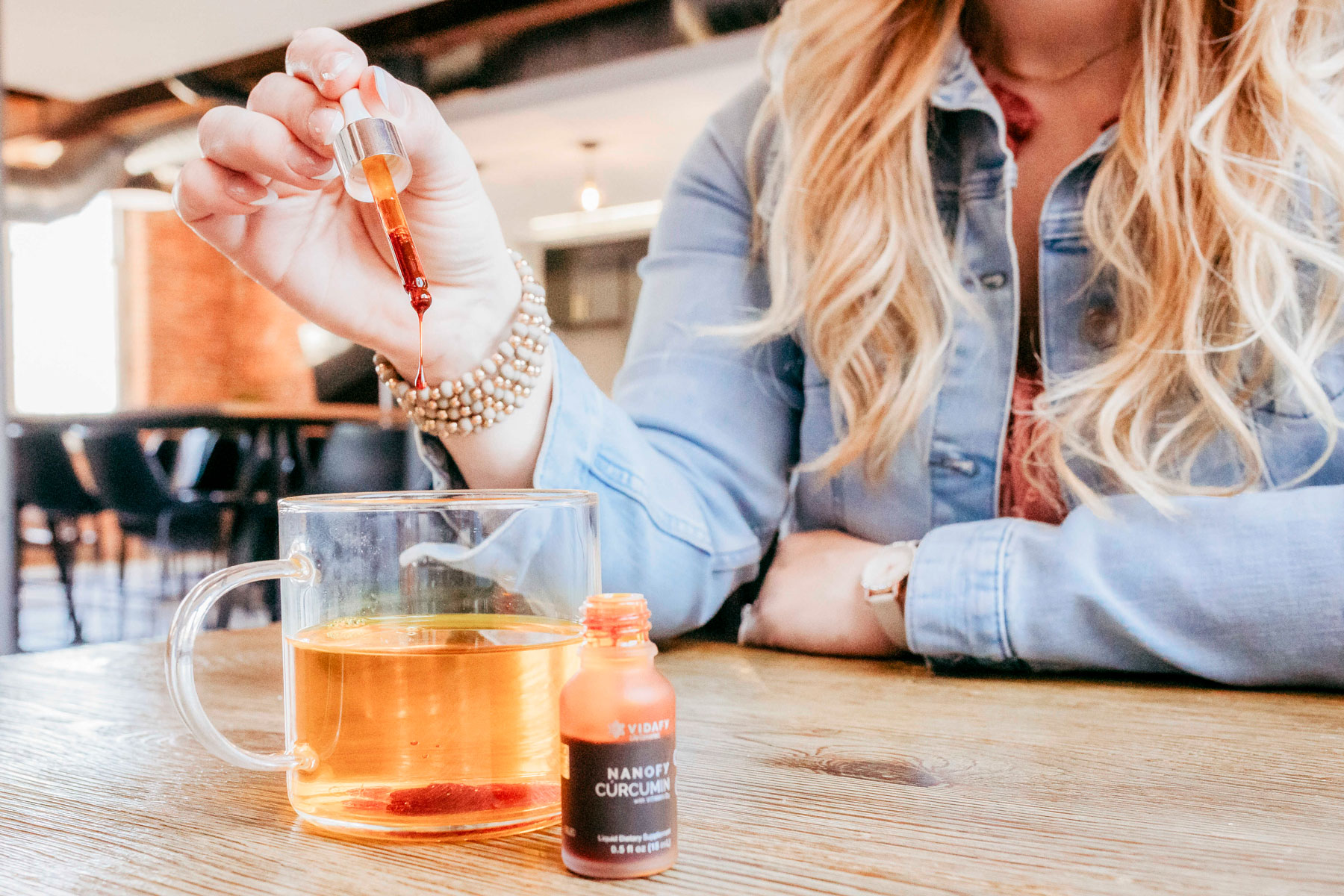 Añadiendo gotas de Nanofy al té de la mañana